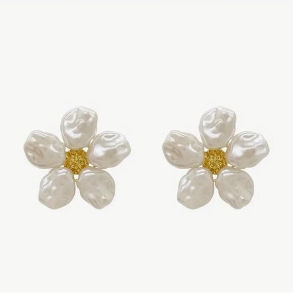 Anthropologie Jewelry - Chic Floral Pearl Earrings | NEW ✨